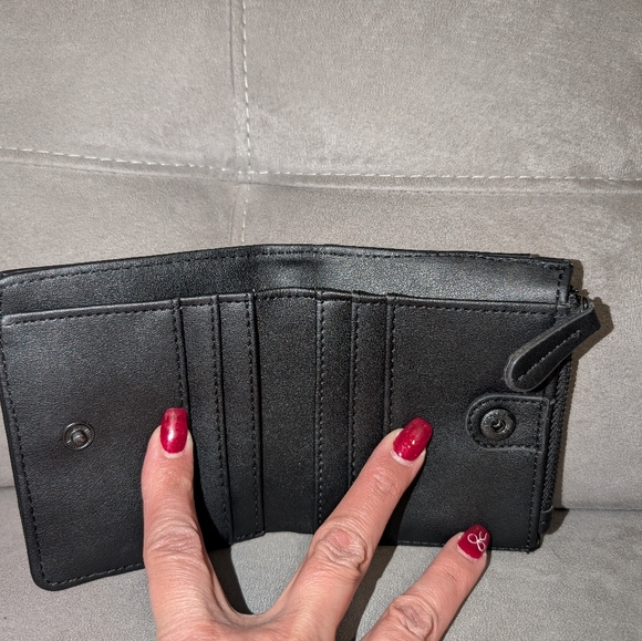 Steve Madden Compact Wallet. - Picture 5 of 6